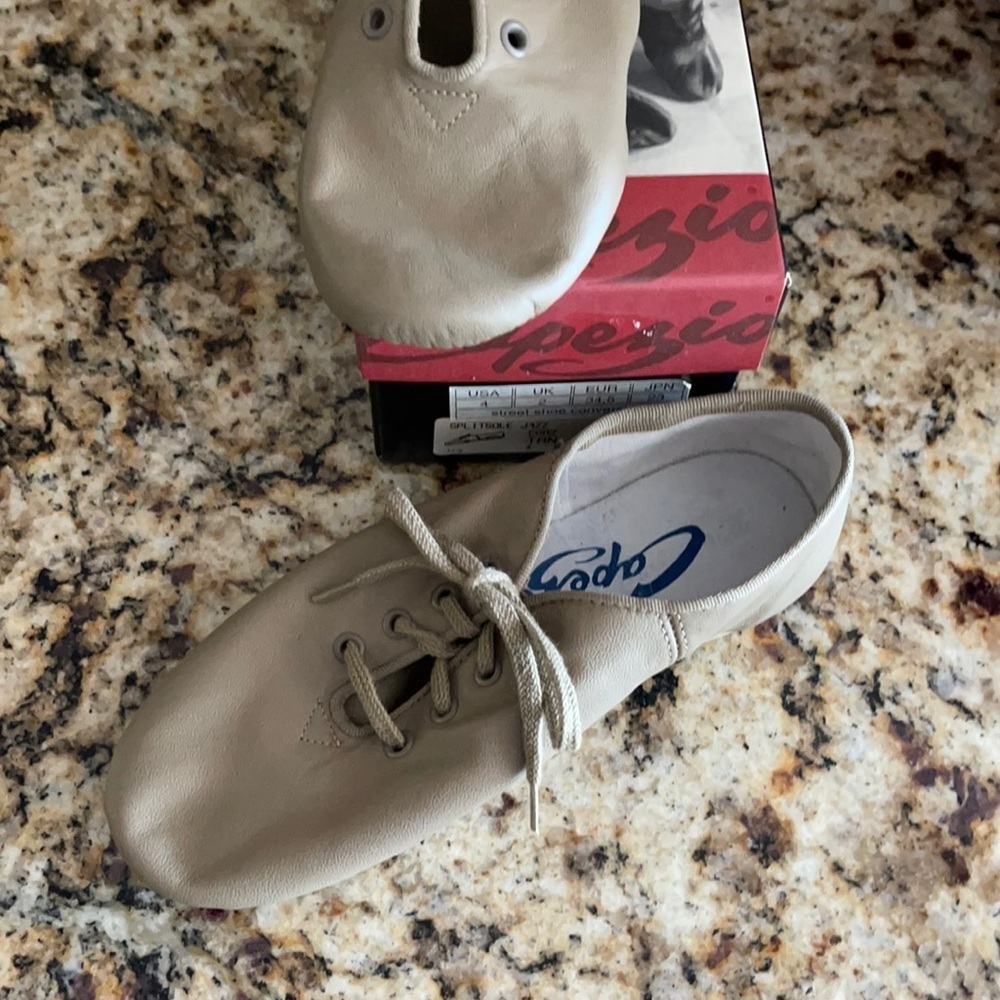 New Women’s Capezio lace up jazz shoes 4